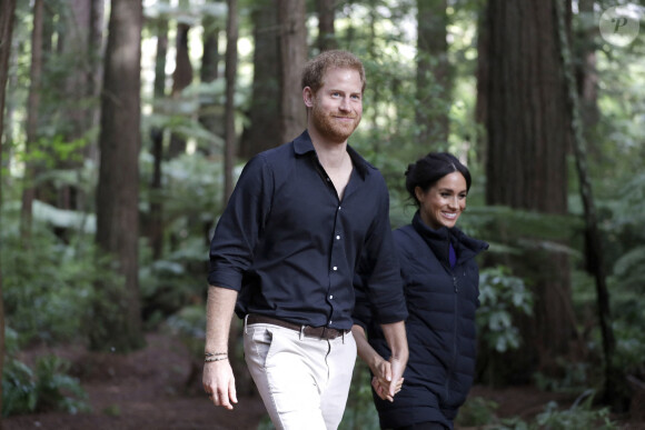 Le prince Harry, duc de Sussex et Meghan Markle, duchesse de Sussex (enceinte) visitent le site Redwoods Tree Walk à Rotorua, Nouvelle Zélande le 31 octobre 2018. 