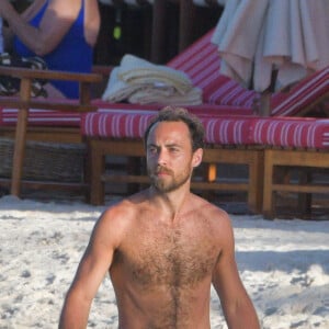 James Middleton et sa fiancée Alizée Thévenet sont en vacances sur la plage de l'hôtel Eden Rock à Saint Barthélémy le 4 janvier 2020. 