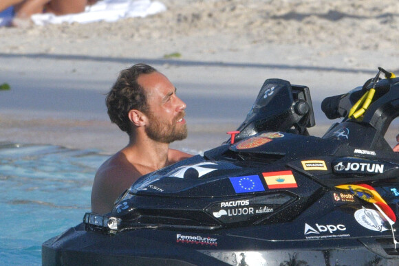 James Middleton et sa fiancée Alizée Thévenet sont en vacances sur la plage de l'hôtel Eden Rock à Saint Barthélémy le 4 janvier 2020. 