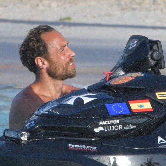 James Middleton et sa fiancée Alizée Thévenet sont en vacances sur la plage de l'hôtel Eden Rock à Saint Barthélémy le 4 janvier 2020. 