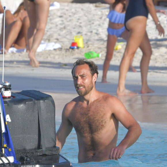 James Middleton et sa fiancée Alizée Thévenet sont en vacances sur la plage de l'hôtel Eden Rock à Saint Barthélémy le 4 janvier 2020. 