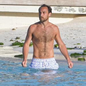 James Middleton et sa fiancée Alizée Thévenet sont en vacances sur la plage de l'hôtel Eden Rock à Saint Barthélémy le 4 janvier 2020. 