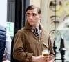 Exclusif - Rocco Ritchie boit une bière avec des amis à la taverne Fitzroy à Londres, le 24 mai 2018.