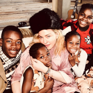 Madonna entourée de ses quatres derniers, David, Mercy, Estere et Stella pour Noël. Décembre 2018.