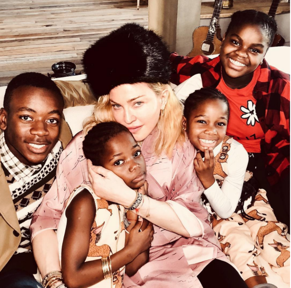 Madonna entourée de ses quatres derniers, David, Mercy, Estere et Stella pour Noël. Décembre 2018.
