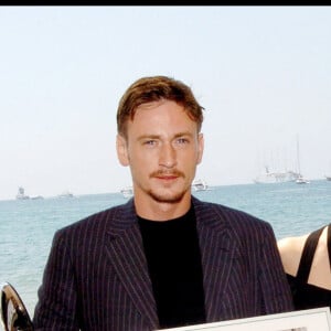 Benoît Magimel sur une plage à Cannes, durant le Festival, en 2004