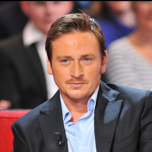 Benoît Magimel avec une moustache dans Vivement Dimanche en 2010