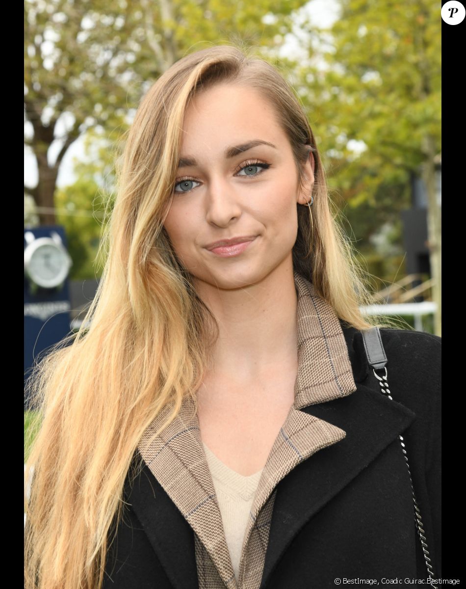 Semi-exclusif - Emma Smet - People au Qatar Prix de l'Arc de Triomphe sur l'hippodrome de Longchamp à Paris le 6 octobre 2019. © Coadic Guirac.Bestimage