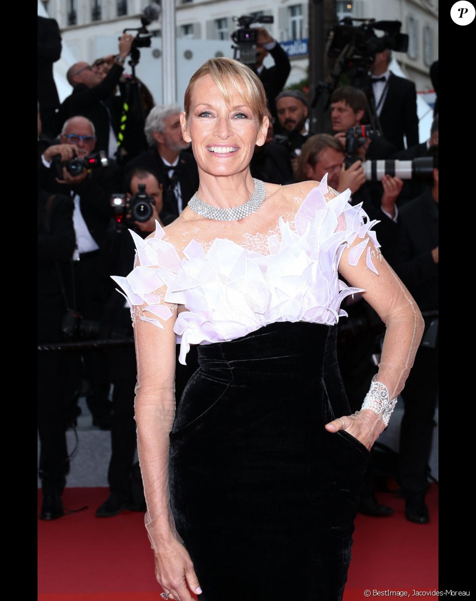 Estelle Lefébure (robe Yanina Couture) - Montée des marches du film "The Dead Don't Die" lors de la cérémonie d'ouverture du 72ème Festival International du Film de Cannes. Le 14 mai 2019 © Jacovides-Moreau / Bestimage