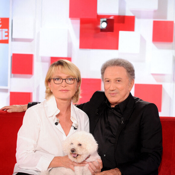 Exclusif - Claude Chirac, Michel Drucker et le bichon Sumette qui avait été offert au président Jacques Chirac par Michel Drucker sur ce même plateau en 2OO9 - Enregistrement de l'émission "Vivement Dimanche", spéciale Chirac, présentée par M.Drucker et diffusée le 26 septembre sur France 2. Le 11 septembre 2021 © Guillaume Gaffiot / Bestimage 