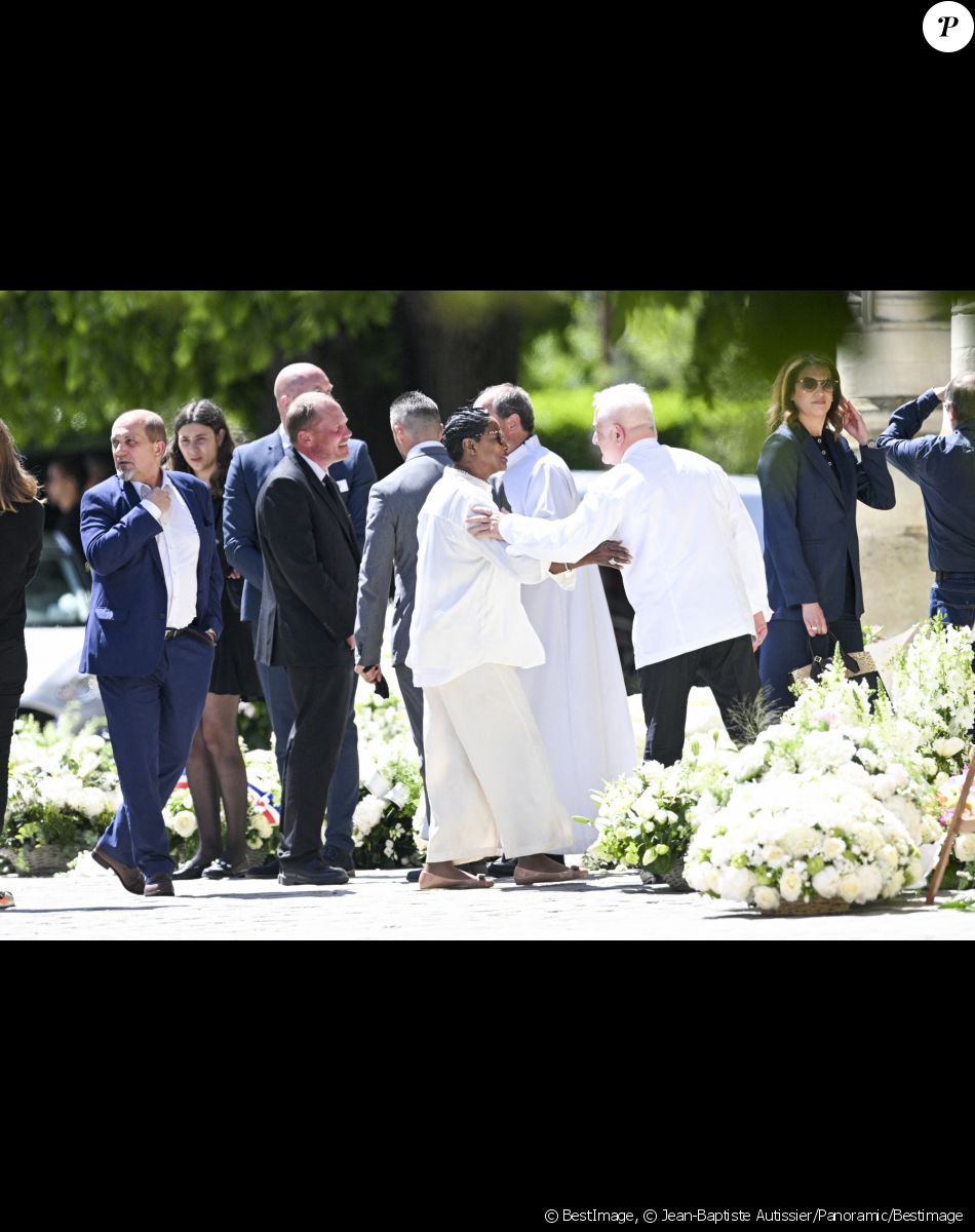 Le chef Guy Savoy et la cheffe Babette de Rozières - Obsèques d'Antoine Alléno (fils du chef cuisinier français, trois étoiles au Guide Michelin Yannick Alléno) en la collégiale Notre-Dame de Poissy, France, le 13 mai 2022. © Jean-Baptiste Autissier/Panoramic/Bestimage