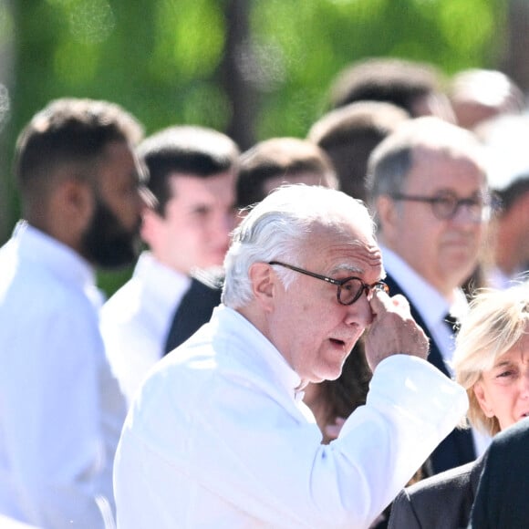 Alain Ducasse - Sortie des obsèques d'Antoine Alléno (fils du chef cuisinier français, trois étoiles au Guide Michelin Yannick Alléno) en la collégiale Notre-Dame de Poissy, France, le 13 mai 2022. © Jean-Baptiste Autissier/Panoramic/Bestimage 