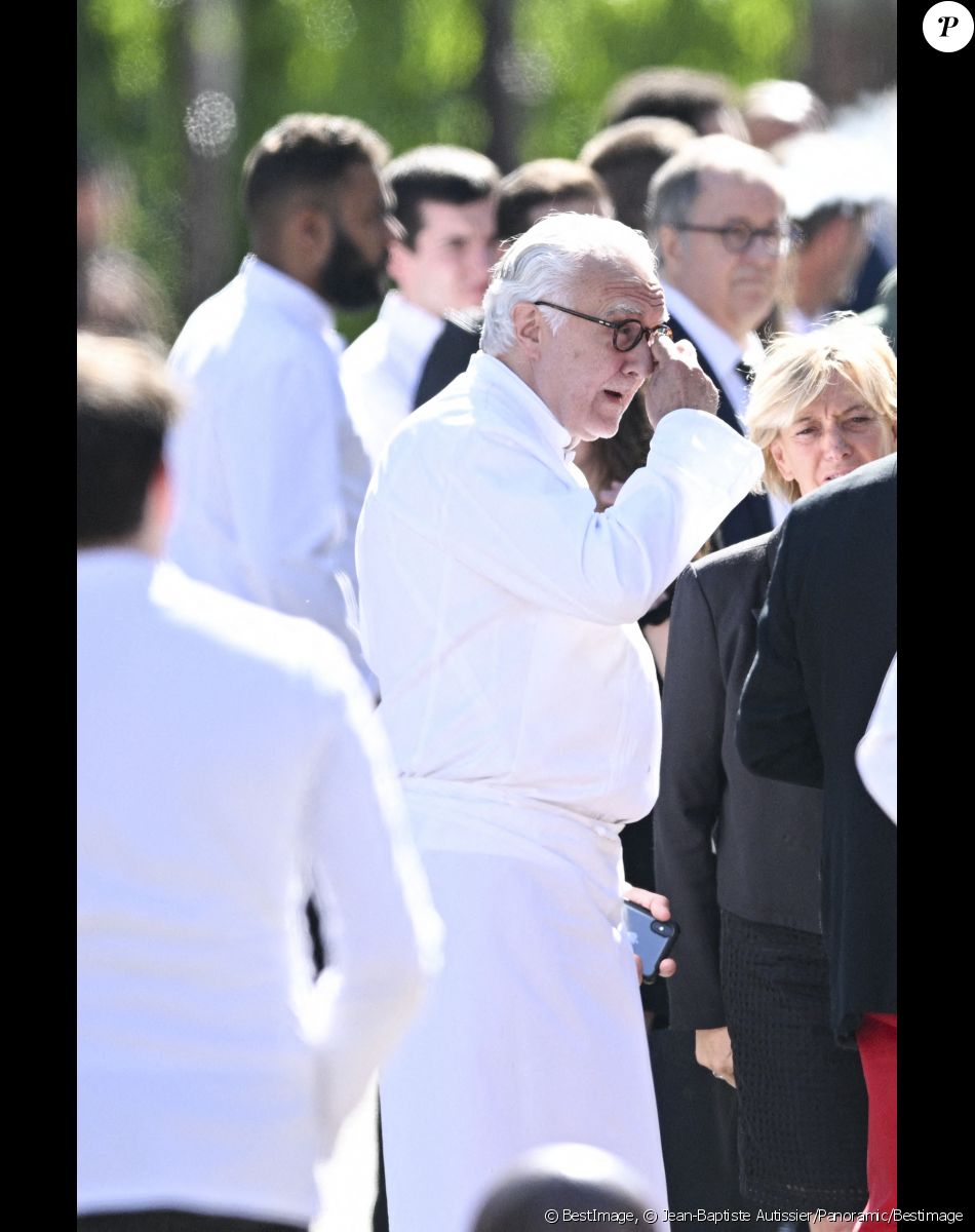 Alain Ducasse - Sortie des obsèques d'Antoine Alléno (fils du chef cuisinier français, trois étoiles au Guide Michelin Yannick Alléno) en la collégiale Notre-Dame de Poissy, France, le 13 mai 2022. © Jean-Baptiste Autissier/Panoramic/Bestimage