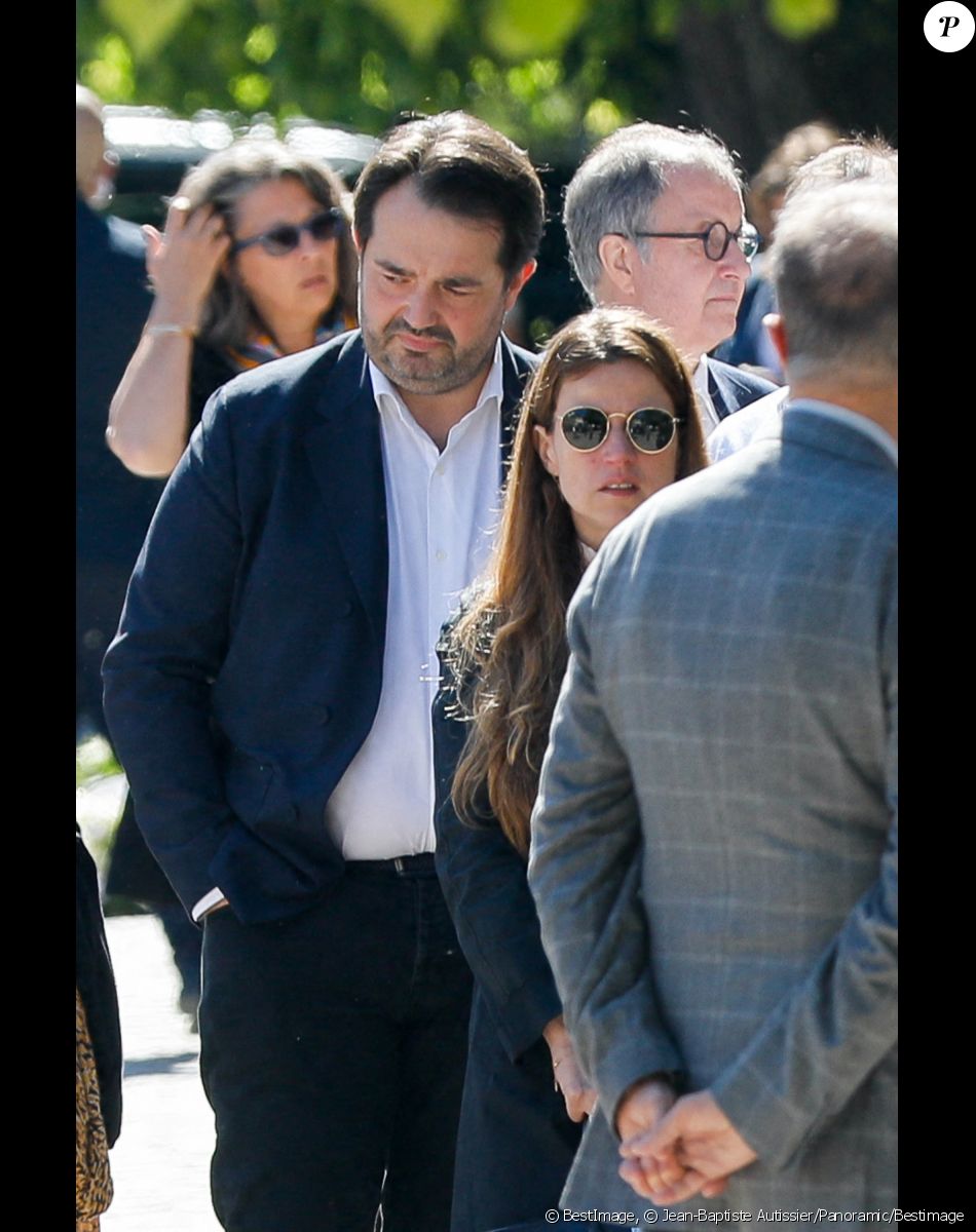 Le chef Jean-François Piège et sa femme Elodie Tavares-Piège - Sortie des obsèques d'Antoine Alléno (fils du chef cuisinier français, trois étoiles au Guide Michelin Yannick Alléno) en la collégiale Notre-Dame de Poissy, France, le 13 mai 2022. © Jean-Baptiste Autissier/Panoramic/Bestimage