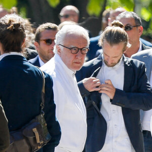 Le chef Alain Ducasse et aa cheffe Babette de Rozières - Sortie des obsèques d'Antoine Alléno (fils du chef cuisinier français, trois étoiles au Guide Michelin Yannick Alléno) en la collégiale Notre-Dame de Poissy, France, le 13 mai 2022. © Jean-Baptiste Autissier/Panoramic/Bestimage 