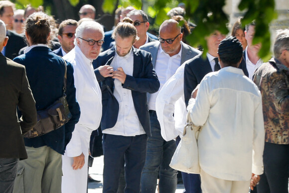 Le chef Alain Ducasse et aa cheffe Babette de Rozières - Sortie des obsèques d'Antoine Alléno (fils du chef cuisinier français, trois étoiles au Guide Michelin Yannick Alléno) en la collégiale Notre-Dame de Poissy, France, le 13 mai 2022. © Jean-Baptiste Autissier/Panoramic/Bestimage 