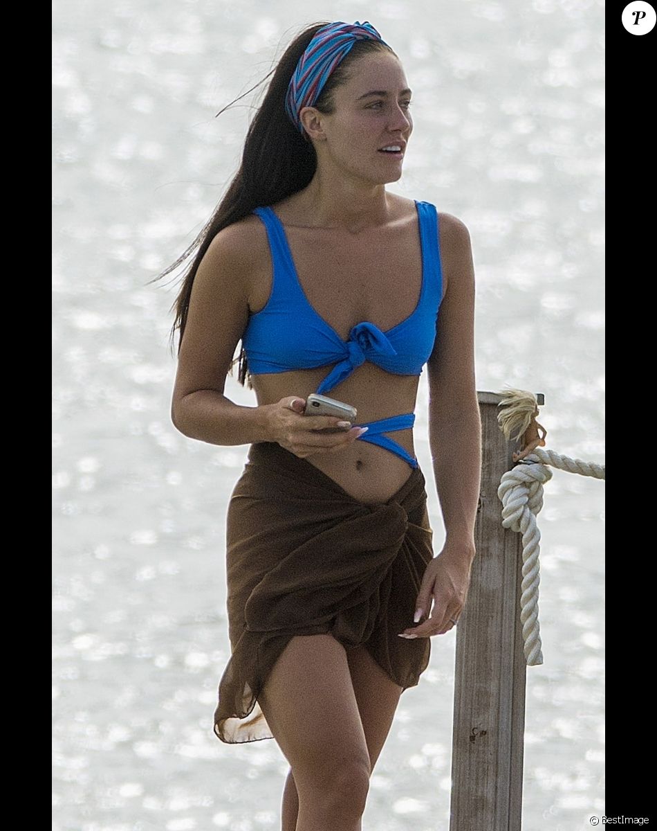 Harry Maguire et sa compagne Fern Hawkins passe du bon temps sdur la plage du "Nikki Beach" à la Barbade, le 2 août 2018.