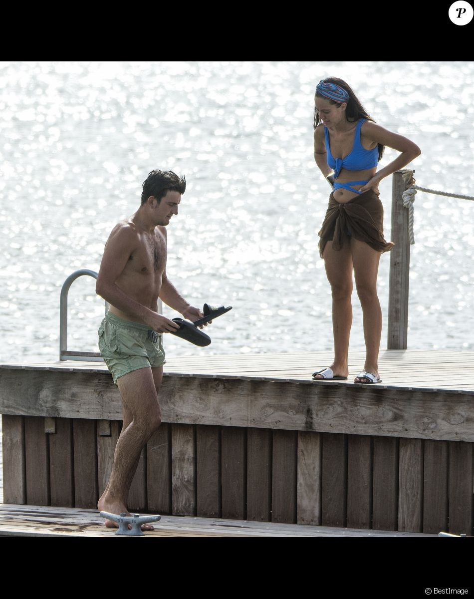 Harry Maguire et sa compagne Fern Hawkins passe du bon temps sdur la plage du "Nikki Beach" à la Barbade, le 2 août 2018.