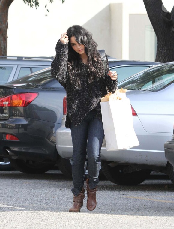 Vanessa Hudgens, vendredi 29 janvier, sortant d'un magasin Diesel. Elle y a acheté un jean.