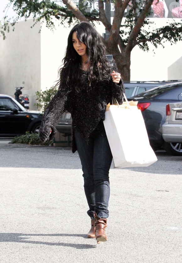 Vanessa Hudgens, vendredi 29 janvier, sortant d'un magasin Diesel. Elle y a acheté un jean.
