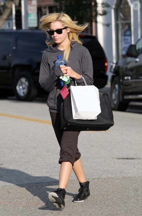 Ashley Tisdale, vendredi 29 janvier, à la sortie d'un salon de coiffure.