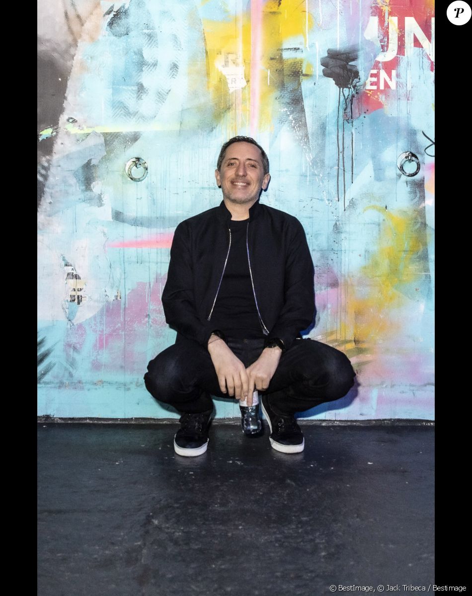 Exclusif - Gad Elmaleh avant de monter sur scène - Gad Elmaleh lors de la dernière parisienne de son spectacle "D'ailleurs" au Dôme de Paris le 26 février 2022 . © Jack Tribeca / Bestimage