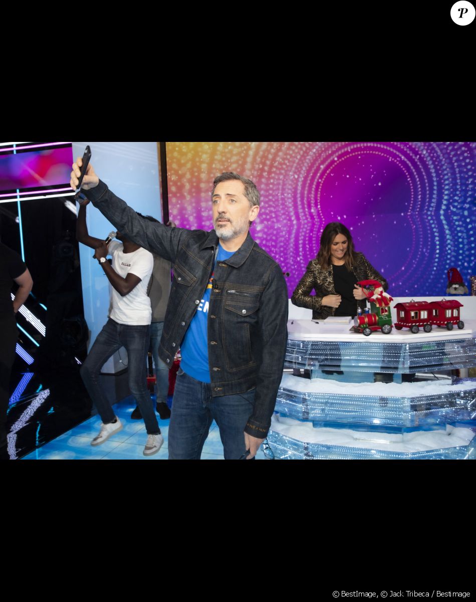 Exclusif - Gad Elmaleh sur le plateau de l'émission TPMP (Touche pas à mon poste) diffusée en direct sur C8 le 2 décembre 2021. L'émission est présentée par Valérie.Benaïm car Cyril.Hanouna est malade. C'est sa première absence en 10 ans de plateau. © Jack Tribeca / Bestimage