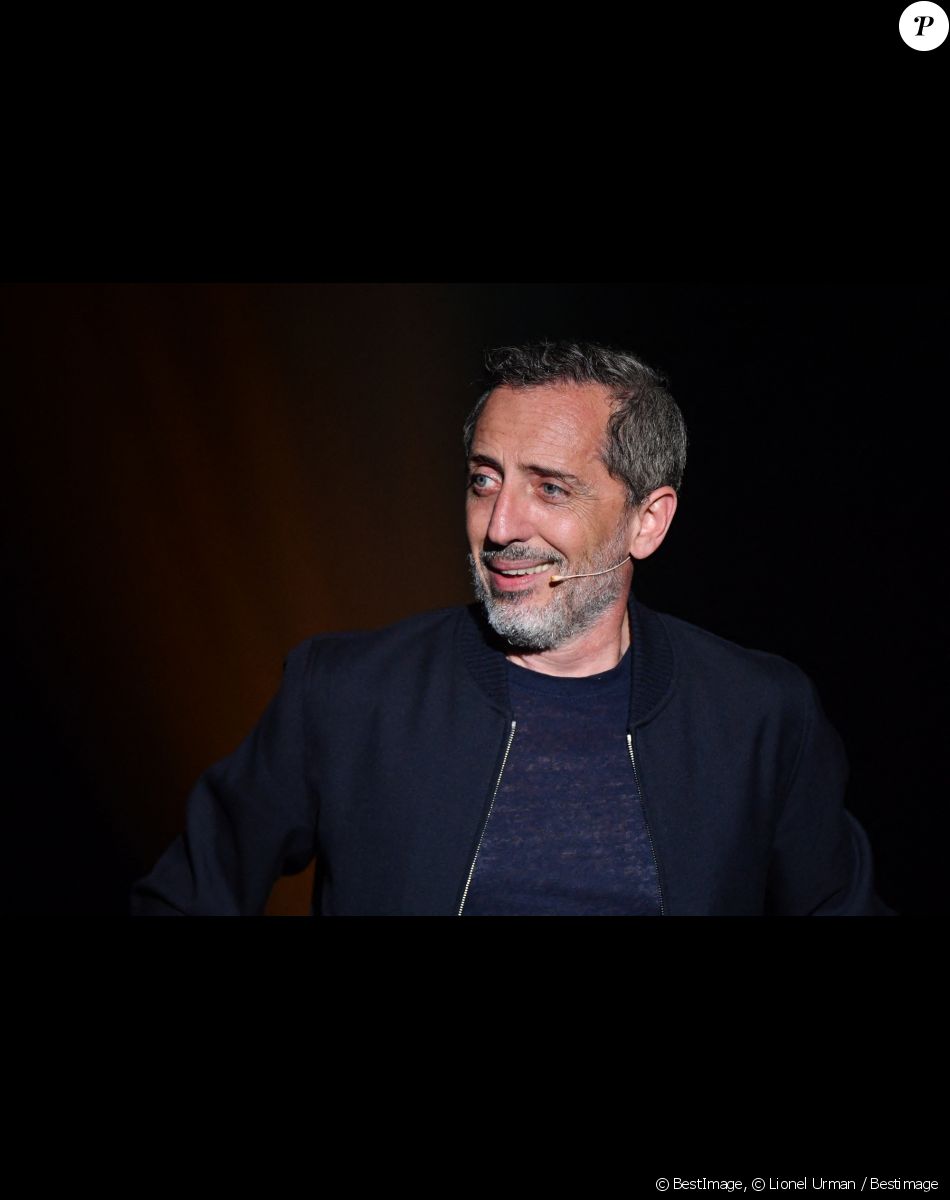 Gad Elmaleh joue son spectacle "D'ailleurs" au centre événementiel de Courbevoie le 7 septembre 2021. 6 ans après " Sans tambour " et une tournée internationale avec un spectacle en anglais dans plus de 15 pays, Gad Elmaleh est de retour avec un one-man show inédit : "D'ailleurs" © Lionel Urman / Bestimage