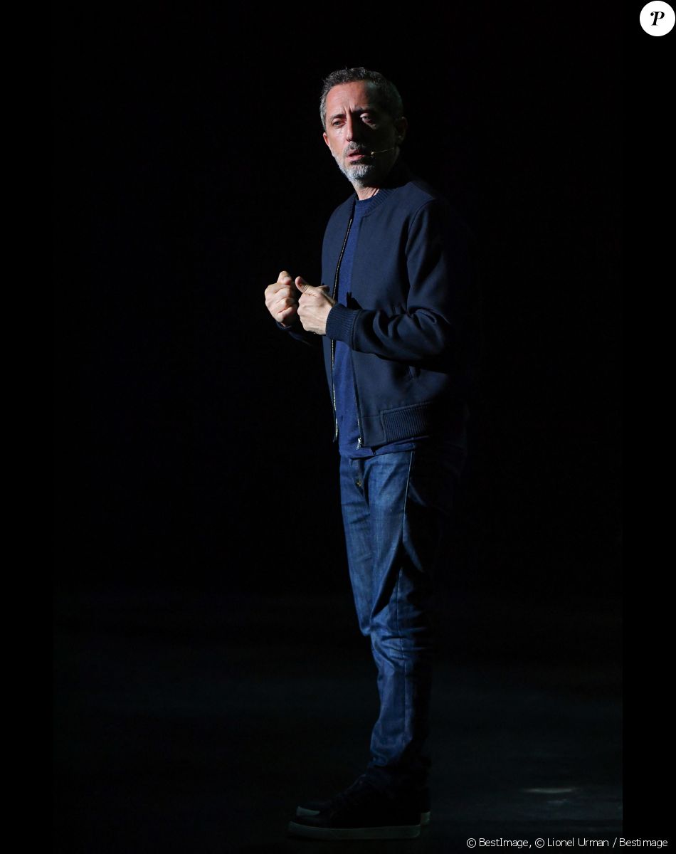 Gad Elmaleh joue son spectacle "D'ailleurs" au centre événementiel de Courbevoie le 7 septembre 2021. 6 ans après " Sans tambour " et une tournée internationale avec un spectacle en anglais dans plus de 15 pays, Gad Elmaleh est de retour avec un one-man show inédit : "D'ailleurs" © Lionel Urman / Bestimage