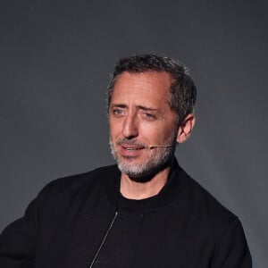 Gad Elmaleh joue son spectacle "D'ailleurs" au centre événementiel de Courbevoie le 7 septembre 2021. 6 ans après " Sans tambour " et une tournée internationale avec un spectacle en anglais dans plus de 15 pays, Gad Elmaleh est de retour avec un one-man show inédit : "D'ailleurs" © Lionel Urman / Bestimage 