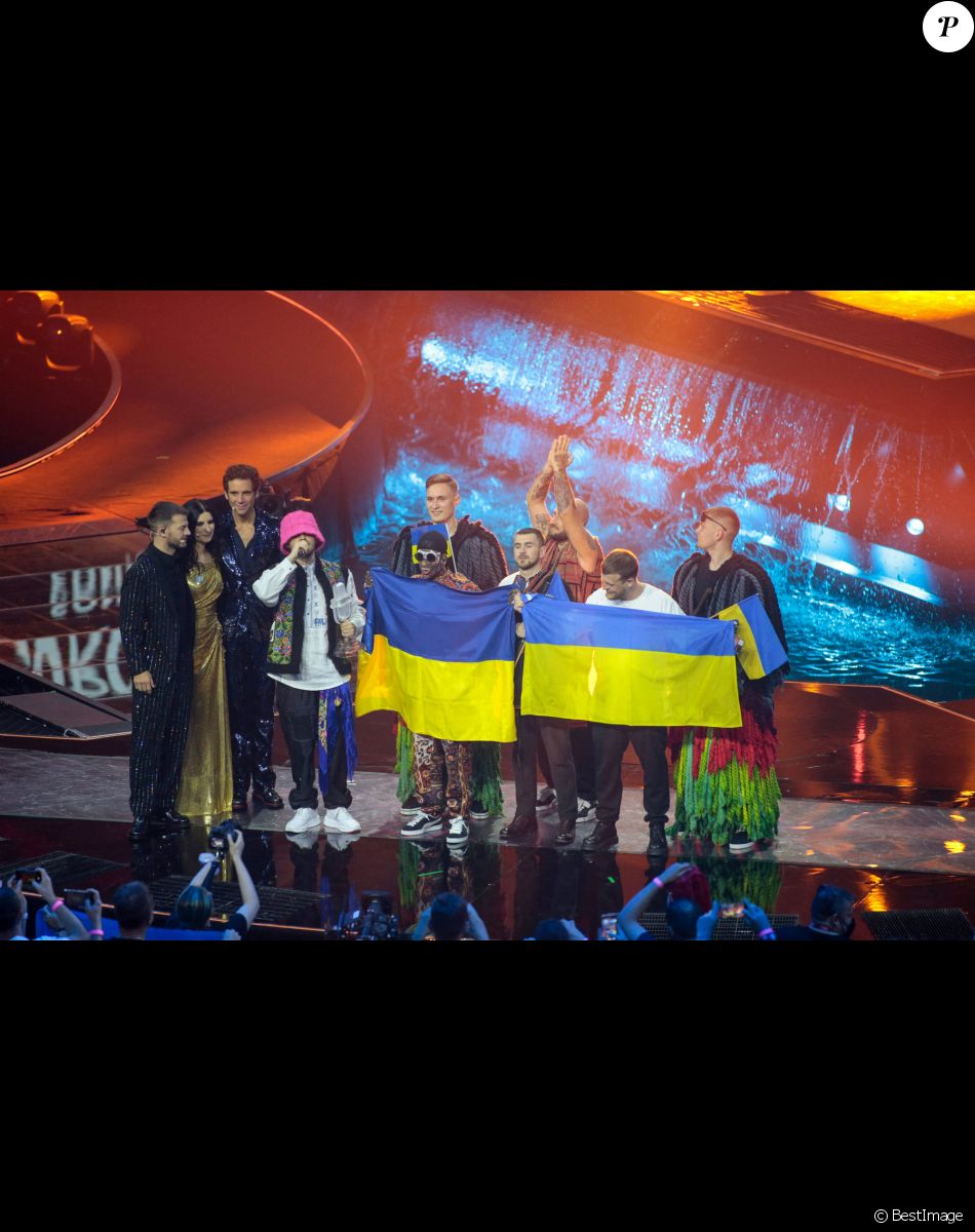 Alessandro Catelan, Laura Pausini et Mika avec le groupe Kalush Orchestra (Stefani?) Ukraine - L'Ukraine remporte le concours de chanson Eurovision 2022 au Pala Olimpico de Turin, Italie, le 14 mai 2022. © Nderim Kaceli/LPS/Zuma Press/Bestimage