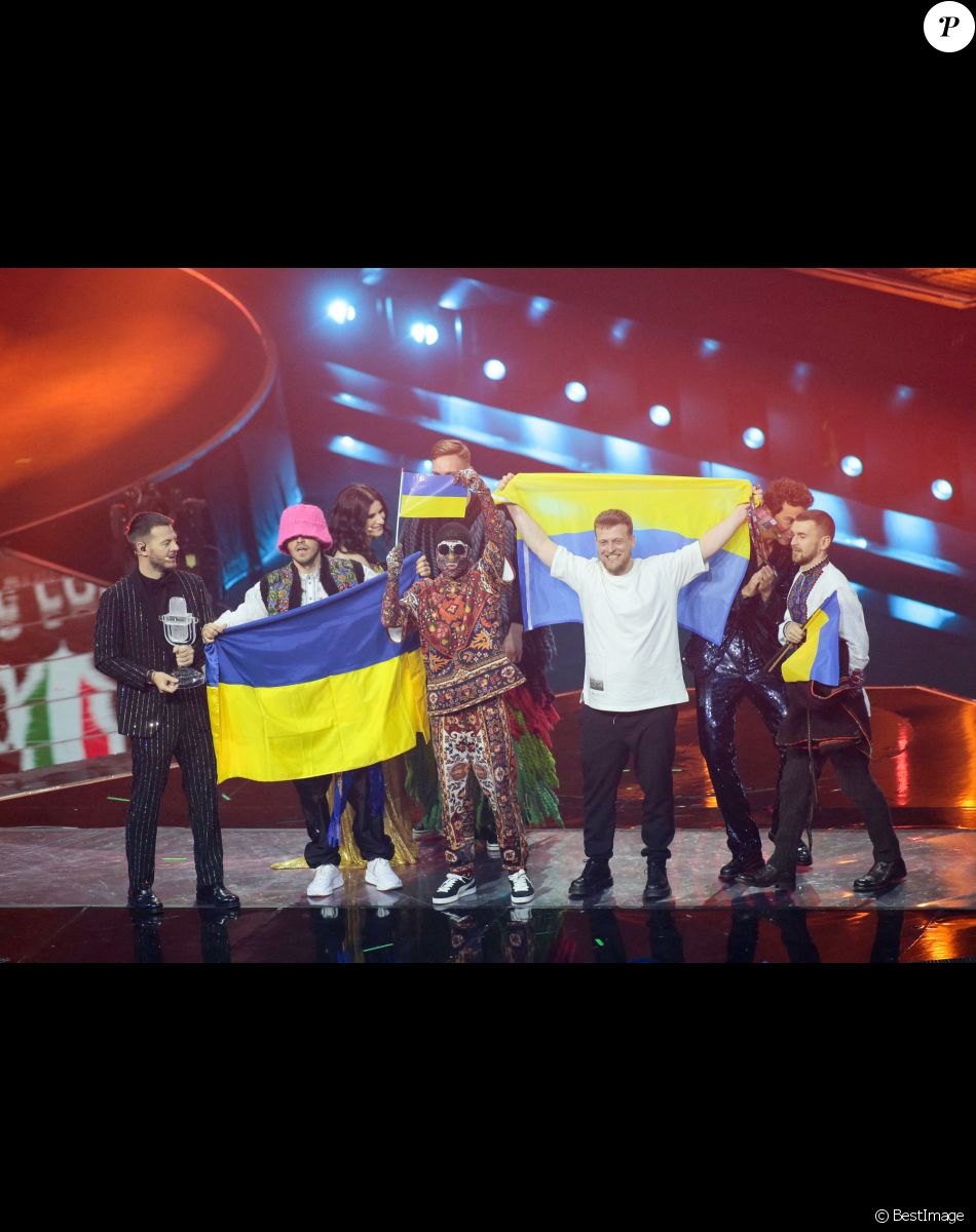 Alessandro Catelan, Laura Pausini et Mika avec le groupe Kalush Orchestra (Stefani?) Ukraine - L'Ukraine remporte le concours de chanson Eurovision 2022 au Pala Olimpico de Turin, Italie, le 14 mai 2022. © Nderim Kaceli/LPS/Zuma Press/Bestimage