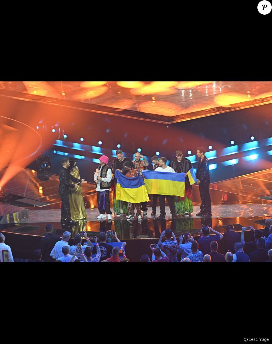 Alessandro Catelan, Laura Pausini et Mika avec le groupe Kalush Orchestra (Stefani?) Ukraine - L'Ukraine remporte le concours de chanson Eurovision 2022 au Pala Olimpico de Turin, Italie, le 14 mai 2022. © ANSA/Zuma Press/Bestimage