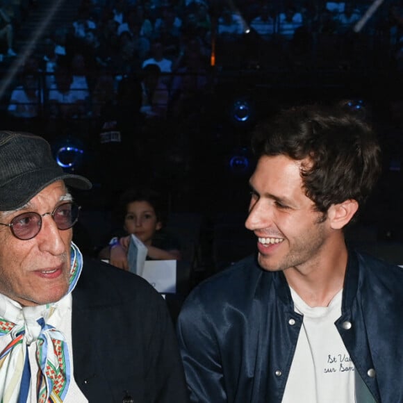 Gérard Darmon, son fils Jules Darmon, Paul Belmondo et son fils Victor Belmondo - Les célébrités assistent au combat de boxe opposant le français Tony Yoka au congolais Martin Bakula à l'AccorHotels Arena à Paris, France, le 14 mai 2022. © Coadic Guirec/Bestimage