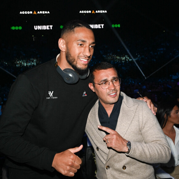 Tony Yoka et Brahim Asloum - Les célébrités assistent au combat de boxe opposant le français Tony Yoka au congolais Martin Bakula à l'AccorHotels Arena à Paris, France, le 14 mai 2022. © Coadic Guirec/Bestimage