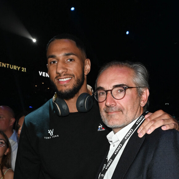 Tony Yoka et guest - Les célébrités assistent au combat de boxe opposant le français Tony Yoka au congolais Martin Bakula à l'AccorHotels Arena à Paris, France, le 14 mai 2022. © Coadic Guirec/Bestimage