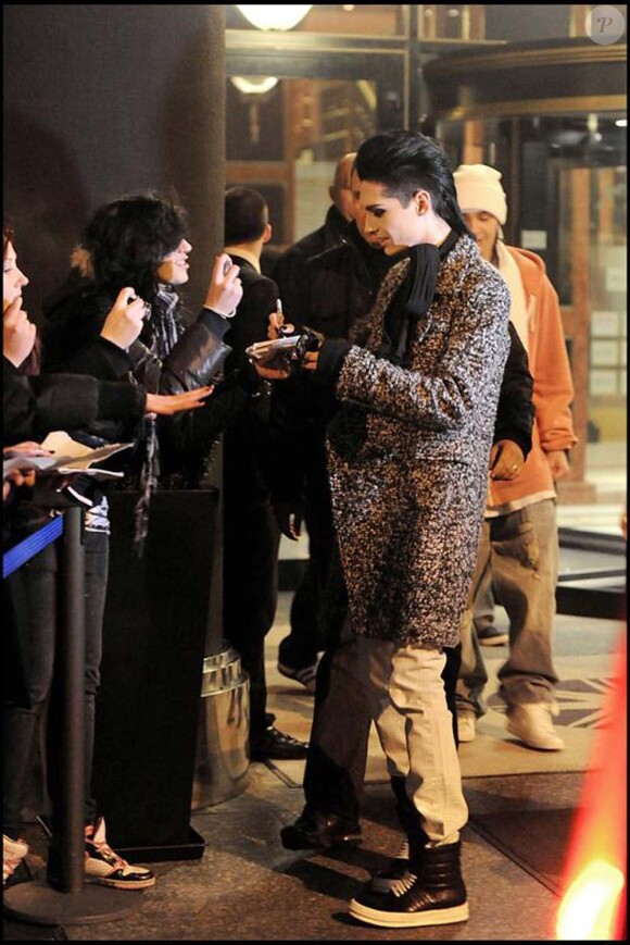 Bill Kaulitz (Tokio Hotel) affiche sa nouvelle coupe à Milan (Italie), et en proite pour signer quelques autographes à des fans devant son hôtel.