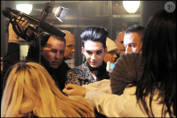 Bill Kaulitz (Tokio Hotel) affiche sa nouvelle coupe à Milan (Italie), et en proite pour signer quelques autographes à des fans devant son hôtel.