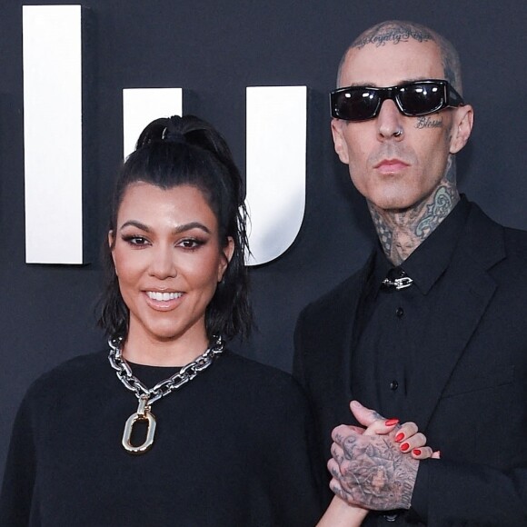 Kourtney Kardashian et son mari Travis Barker à la première de la série HULU "The Kardashians" à Los Angeles