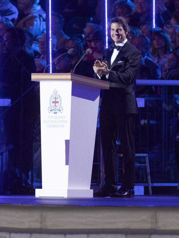 Tom Cruise - Le reine Elisabeth II d'Angleterre assiste au spectacle de son jubilé "The Queen's platinum jubilee celebration lors du Windsor Horse Show à Windsor le 15 mai 2022. 