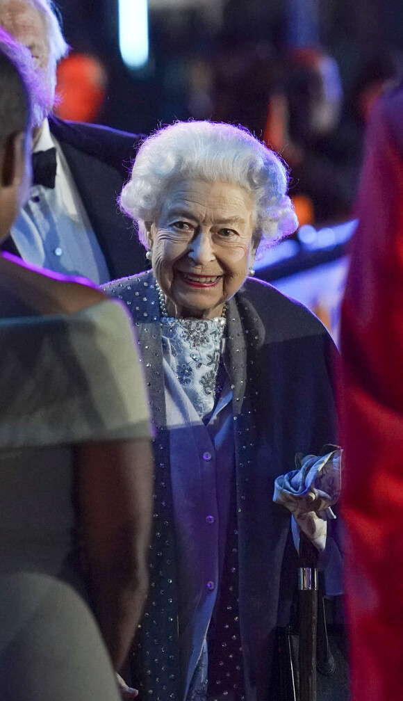 La reine Elisabeth II d'Angleterre quitte la cérémonie de son jubilé de platine au Royal Horse Show à Windsor le 15 mai 2022. 