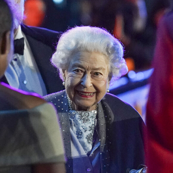 La reine Elisabeth II d'Angleterre quitte la cérémonie de son jubilé de platine au Royal Horse Show à Windsor le 15 mai 2022. 