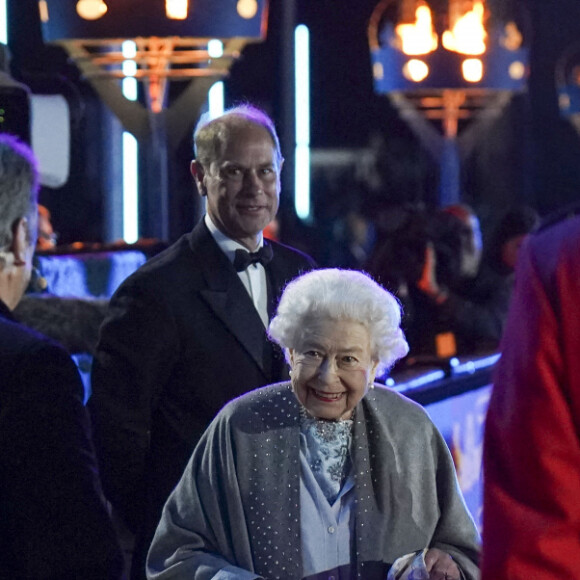 La reine Elisabeth II d'Angleterre quitte la cérémonie de son jubilé de platine au Royal Horse Show à Windsor le 15 mai 2022. 