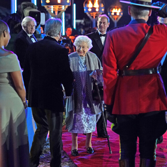 La reine Elisabeth II d'Angleterre quitte la cérémonie de son jubilé de platine au Royal Horse Show à Windsor le 15 mai 2022. 
