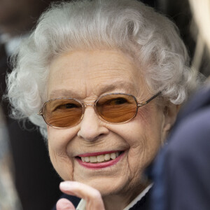 La reine Elisabeth II d'Angleterre assiste au "Royal Windsor Horse Show" depuis sa voiture, à Winndsor, Royaume Uni. 