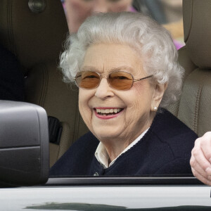 La reine Elisabeth II d'Angleterre assiste au "Royal Windsor Horse Show" depuis sa voiture, à Winndsor, Royaume Uni, le 13 mai 2022. 