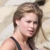 Doutzen Kroes en plein shooting sur la plage de Shell à Saint Barthelemy
