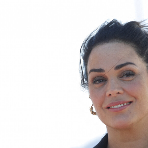 Lola Dewaere au photocall de la série "Astrid et Raphaëlle" lors de la 5ème saison du festival International des Séries "Canneseries" à Cannes, France, le 2 avril 2022. © Denis Guignebourg/Bestimage 