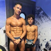 Cristiano Ronaldo pose torse nu avec son fils Cristiano Jr, presque aussi musclé que lui à 11 ans !