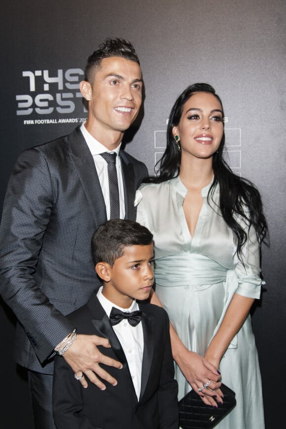 Cristiano Ronaldo, son fils Cristiano Jr et sa compagne Georgina Rodriguez enceinte - The Best FIFA Football Awards 2017 au London Palladium à Londres, le 23 octobre 2017. © Pierre Perusseau/Bestimage